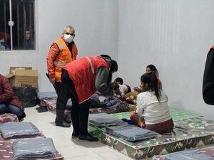 Gobierno asiste a familias tras incendio que devastó 40 viviendas en la Chacarita - ADN Digital