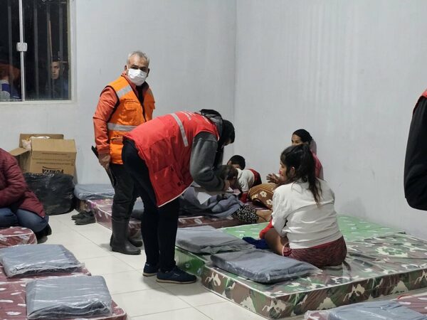 Gobierno asiste a familias tras incendio que devastó 40 viviendas en la Chacarita - ADN Digital