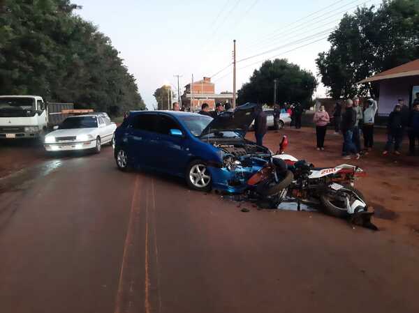 BRUTAL CHOQUE FRONTAL EN PLENO CENTRO DE CARONAY - Itapúa Noticias