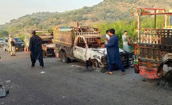 Un ataque terrorista coordinado dejó más de 30 muertos en Pakistán: ejecutaron a civiles que circulaban en carreteras - .::Agencia IP::.