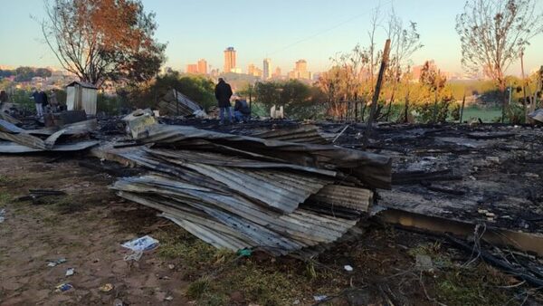 Buscarán soluciones para familias afectadas tras incendio en la Costanera - El Independiente