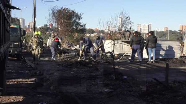Tras el incendio en la Chacarita, damnificados prefieren quedarse en la zona - ADN Digital