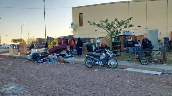 MUVH promete buscar predios cerca para reubicar a afectados por incendio en Costanera - Nacionales - ABC Color