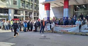 Diario HOY | Funcionarios del MOPC salen a las calles para exigir reajuste salarial y pagos pendientes