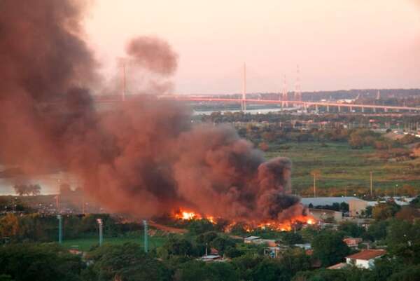 Incendio en la Costanera: tras controlar el fuego, realizan operativo de despeje y limpieza - Nacionales - ABC Color