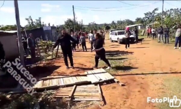 (VIDEO)Reunión de vecinos opa en moquete