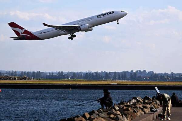 Lograron aterrizar en Sidney con trozos de un neumático por el ala del avión - Mundo - ABC Color