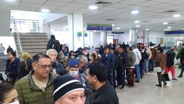Jubilados de IPS tienen que reportar si están vivos, pero soportan largas filas