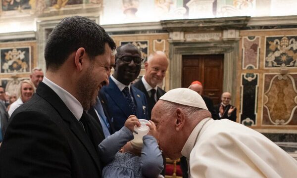 ¡Raúl Latorre presentó a su hija al Papa Francisco!