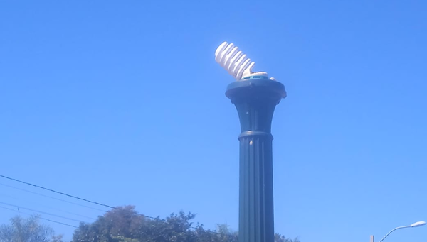 Inadaptados destrozan preciosos faroles lumínicos del lugar turístico Laguna kue - Noticiero Paraguay
