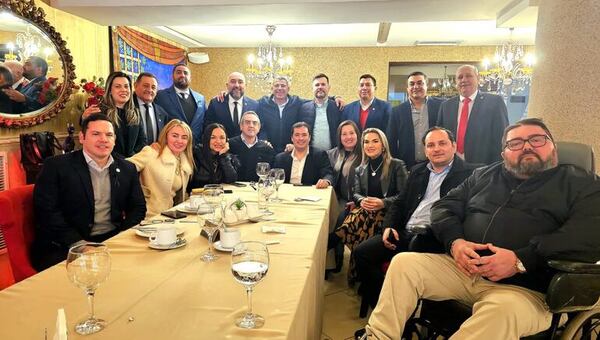 “Solo el que carga el cajón sabe lo que pesa el muerto”, la frase de un cartista antes de reunión con Santi - Política - ABC Color