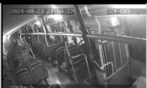 (VIDEO)¡De terror!: Delincuentes atacaron a pasajeros de un bus y los pelaron