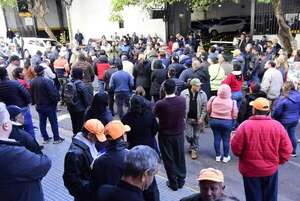 Movilización en MOPC: funcionarios presionan por reajuste de sueldos - Economía - ABC Color