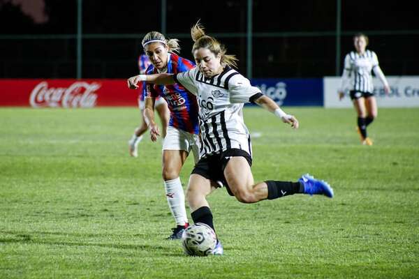Dos líderes y dos escoltas en Fútbol Femenino - Fútbol - ABC Color