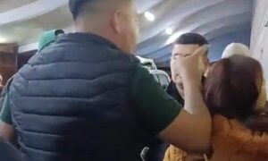 Ofuscado hombre agrede a personal de salud y es sacado por policías del hospital