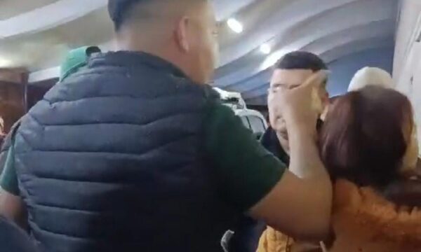 Ofuscado hombre agrede a personal de salud y es sacado por policías del hospital