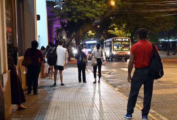 Anuncian servicio de buses nocturnos en un plazo máximo de tres meses - Economía - ABC Color