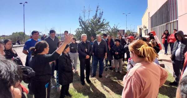 La Nación / Cardenal visitó y escuchó a familias afectadas por incendio en Asunción