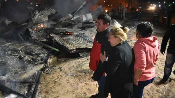 Afectados por incendio no confían en las soluciones propuestas por la Municipalidad y el Estado