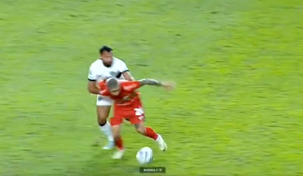 ¡Fue “forcejeo” ndaje! La jugada que todo Ameliano reclamó