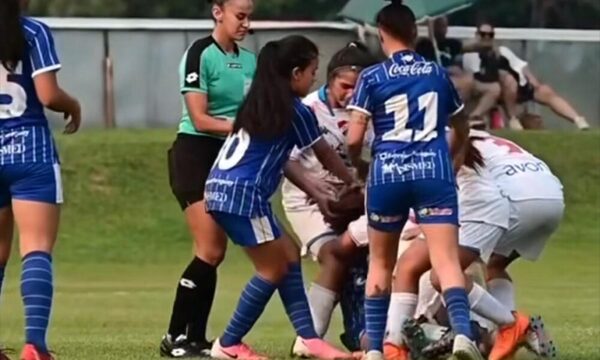 [VIDEO] ¿Quién dijo que el fútbol femenino es tranquilo y aburrido?