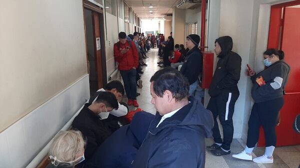 IPS Campo Vía: larga espera, sin sillas, escasos medicamentos y con solo dos médicos de guardia en la urgencia - Nacionales - ABC Color