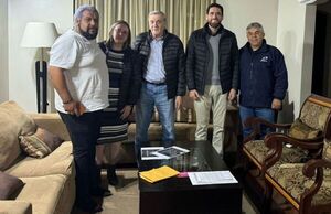 Visita de dirigentes de la Federación del Amambay al Dr. Rolando Alarcón Ríos, presidente de la entidad matriz del Fútbol de Salón