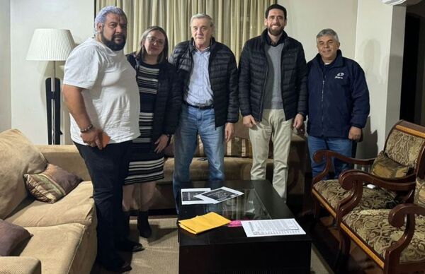 Visita de dirigentes de la Federación del Amambay al Dr. Rolando Alarcón Ríos, presidente de la entidad matriz del Fútbol de Salón