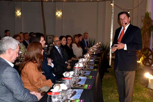 Noche de cata de pisco en la embajada de Perú - Sociales - ABC Color