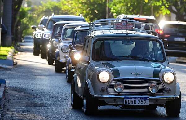 Con desfile de autos celebran 65 años de MINI - Empresariales - ABC Color