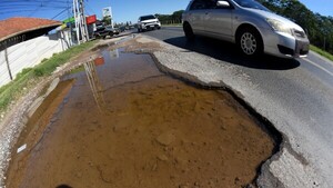 Avenidas de Luque con grandes pozos por pérdida de Essap