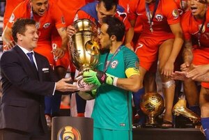 Versus / Claudio Bravo anuncia su retiro del fútbol a sus 41 años
