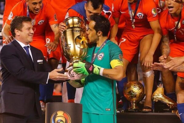 Versus / Claudio Bravo anuncia su retiro del fútbol a sus 41 años