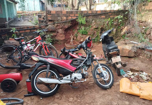 Detienen a tres presuntos ladrones y recuperan dos motos hurtadas - La Clave