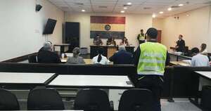 Diario HOY | Familia de fallecida por sobredosis de flúor se encadena frente al palacio