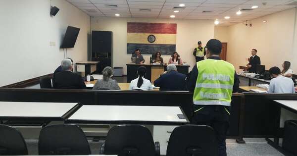 Diario HOY | Familia de fallecida por sobredosis de flúor se encadena frente al palacio