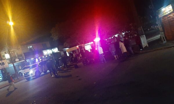 Motocicleta embiste contra camioneta en Minga Guazú