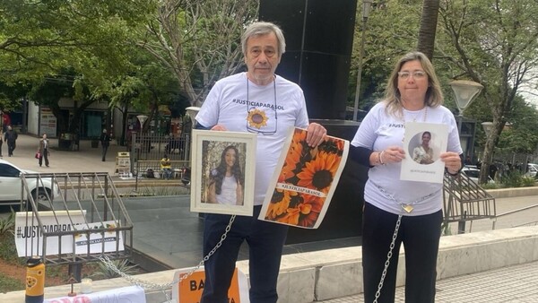Caso Sol Chávez: Padres califican de burla las condenas y se encadenan frente al Poder Judicial