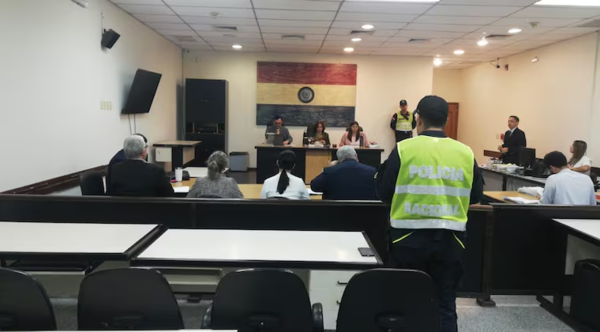 Familia de fallecida por sobredosis de flúor se encadena frente al palacio