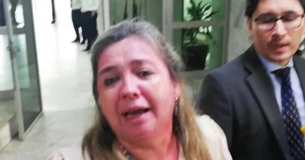 La Nación / Los padres de Sol Chávez se encadenan frente Poder Judicial para reclamar justicia