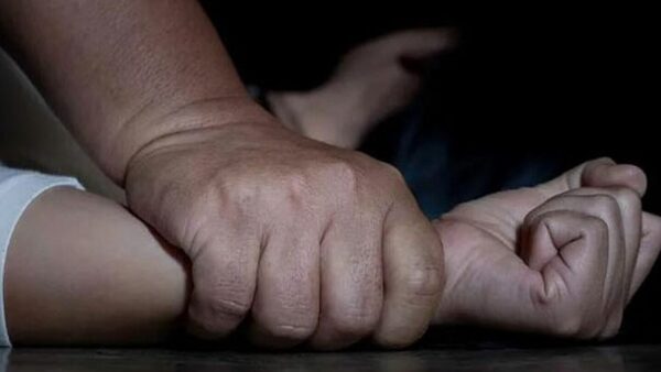 ¡De terror! Abusó de su hija y a la vez la obligaba a tener relaciones con sus amigos