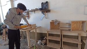 Joven aprendió carpintería en medio de crisis económica y le va súper bien - La Clave