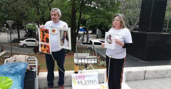 La Nación / Padres de Sol Chávez se encadenan frente al Poder Judicial para reclamar justicia