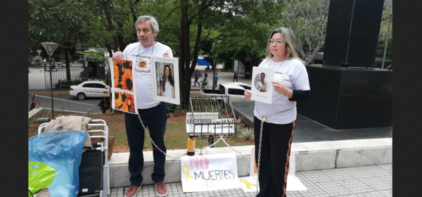 Padres de joven fallecida por intoxicación de flúor se encadenan frente al Palacio de Justicia - ADN Digital