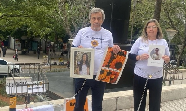 Padres de Sol Chávez se encadenan frente al Poder Judicial, denunciando condenas como una "burla" - OviedoPress