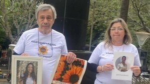 Padres de Sol Chávez se encadenan frente al Palacio de Justicia