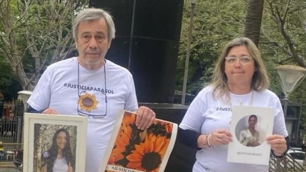 Padres de Sol Chávez se encadenan frente al Palacio de Justicia
