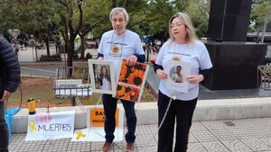 Familiares de Sol Chávez se encadenan frente al Palacio de Justicia - Megacadena - Diario Digital