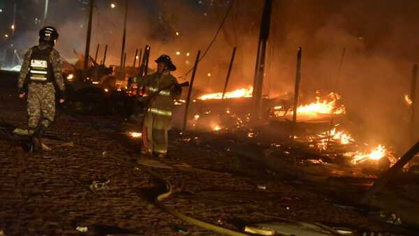 El fuego arrasó con casas en la Costanera de Asunción