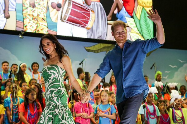 El príncipe Harry y Meghan Markle sacaron los prohibidos bailando salsa en su visita a Colombia - Megacadena - Diario Digital